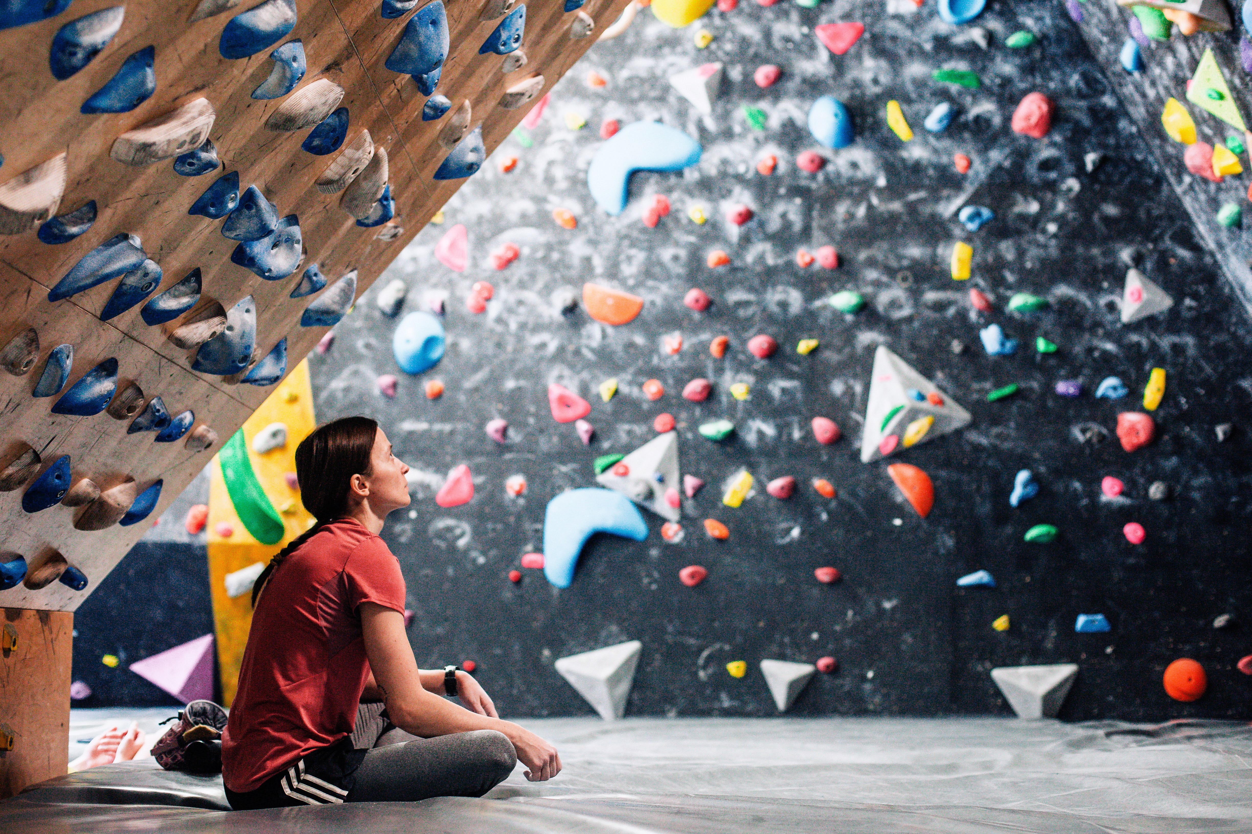 Climber training in focused session with strategy