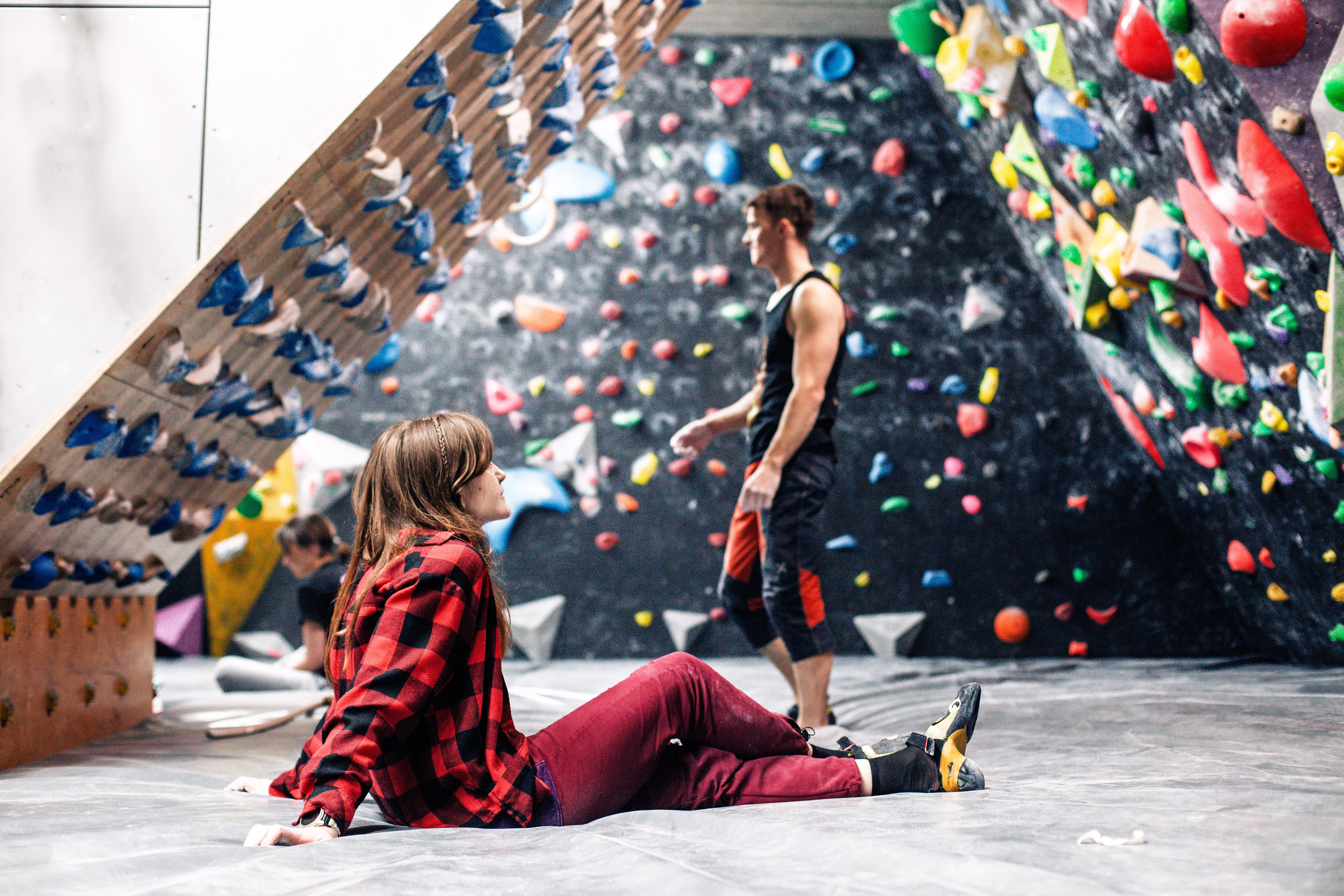 Climber without ropes or harness on colorful holds